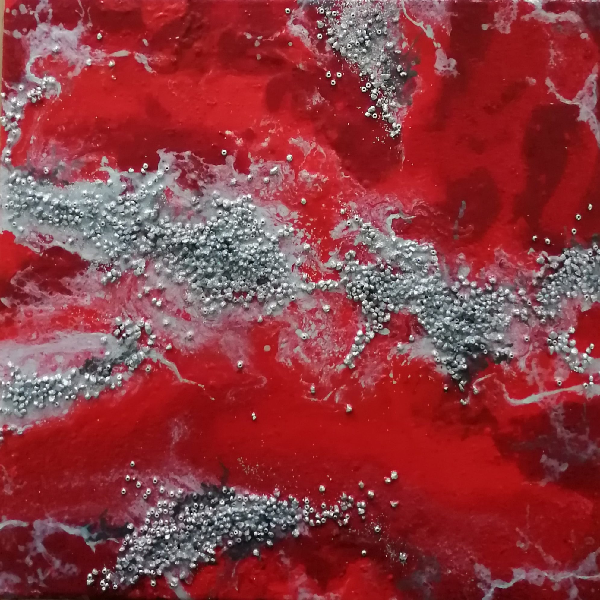 Mixed-Media-Bilder Abstrakte rote und silberne Textur mit grauen Partikeln und dynamischen, wirbelnden Mustern.